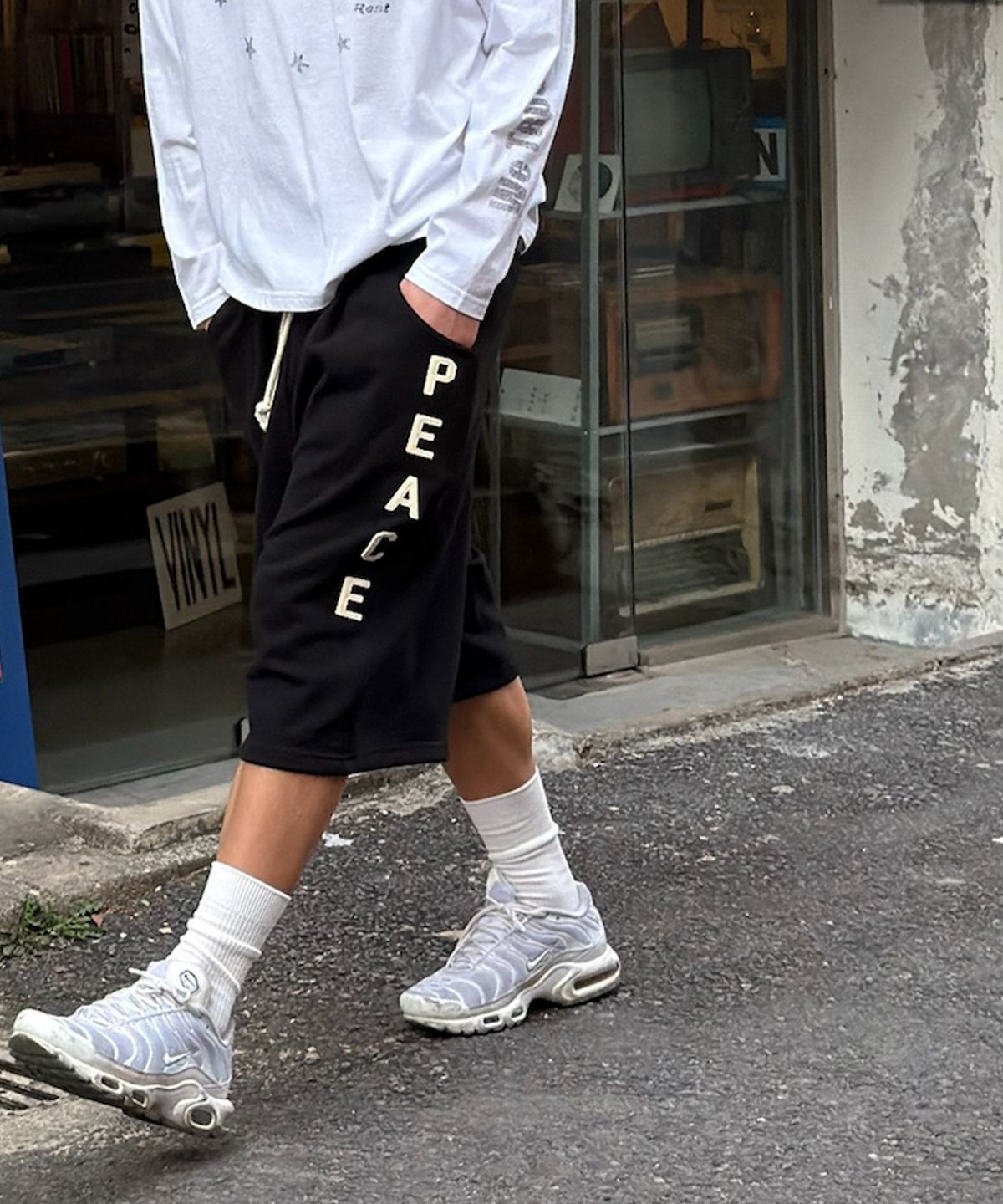 아모우(AMOU) PEACE One Tuck Bermuda Pants Black
