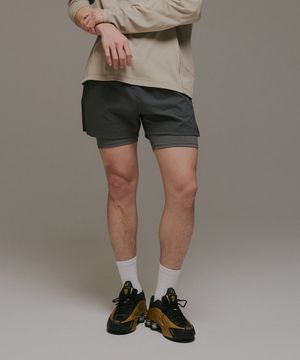 에어 포켓 레이어 런 쇼츠 차콜