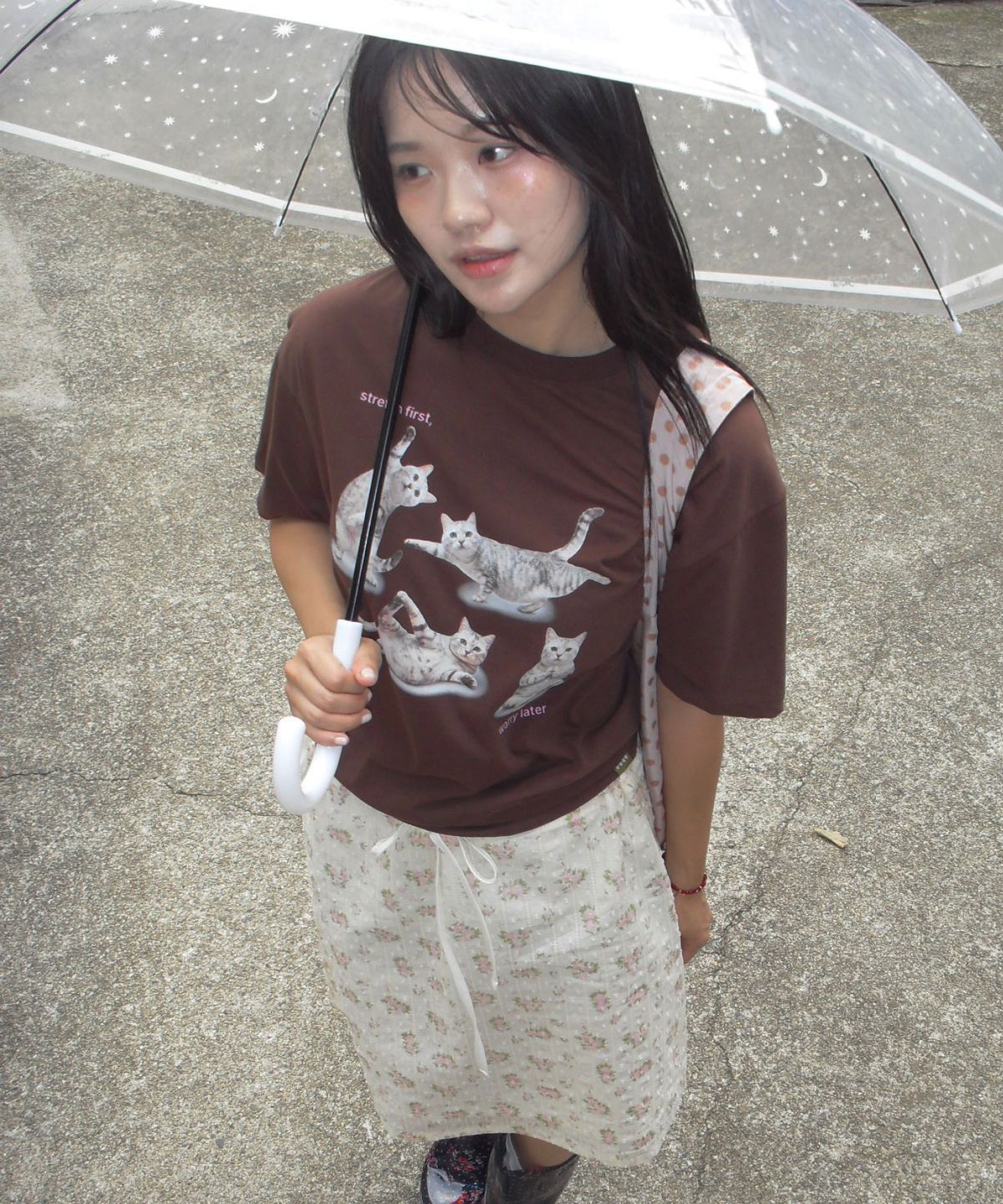 포에브(POEV) Stretching Cat T-Shirt - Brown