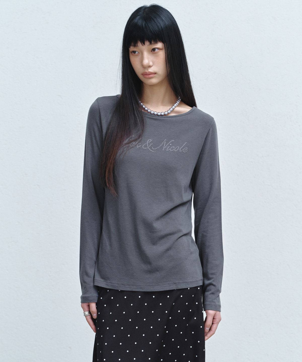 닉앤니콜(NICK&NICOLE) LETTERING GRAPHIC TOP_CHARCOAL