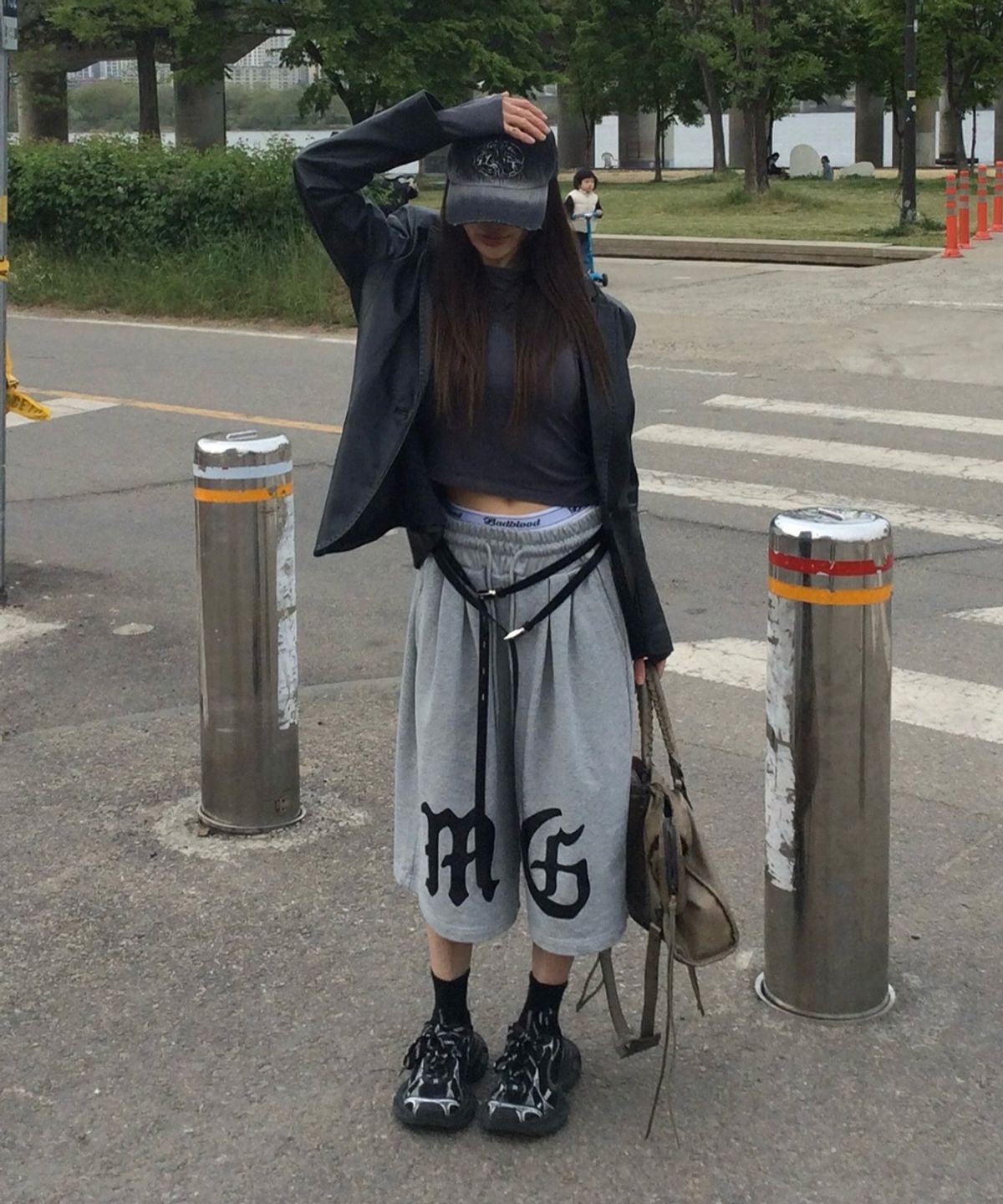 마하그리드(MAHAGRID) GOTHIC THREE TUCK SWEAT SHORTS GREY(MG2GMMPA00A)