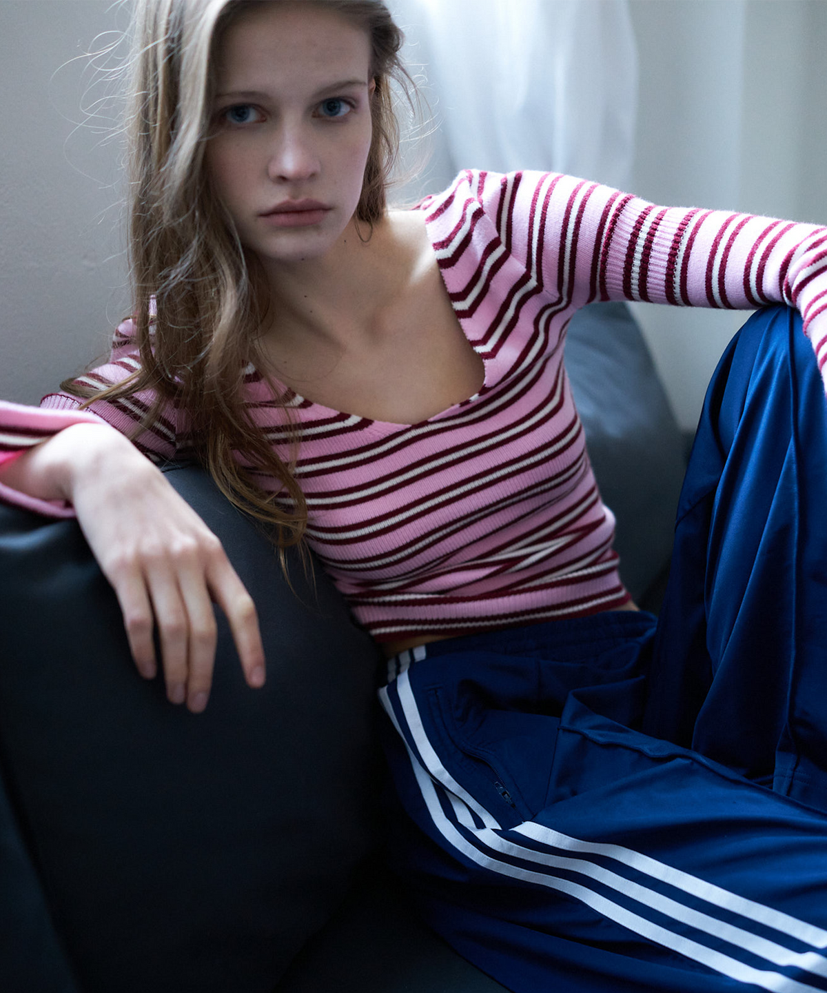 라티젠(LARTIGENT) L23 STRIPE DEEP V-NECK KNIT(PINK)