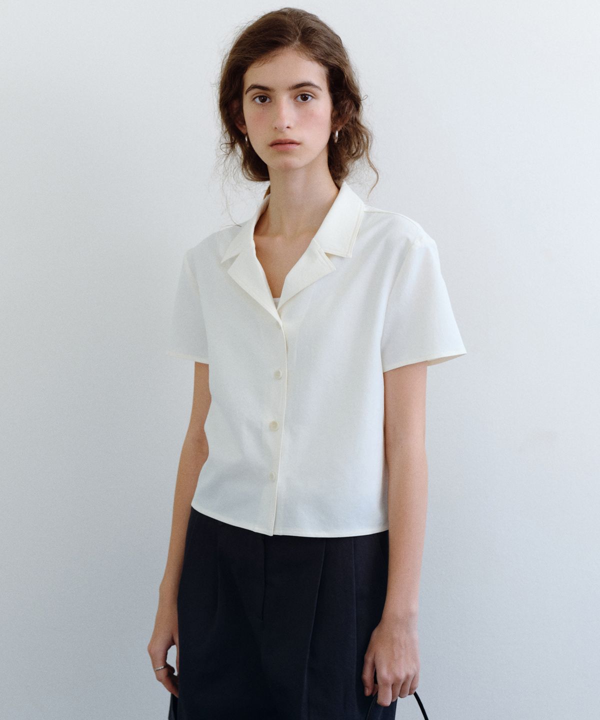 유라고(URAGO) Catherine open collar blouse