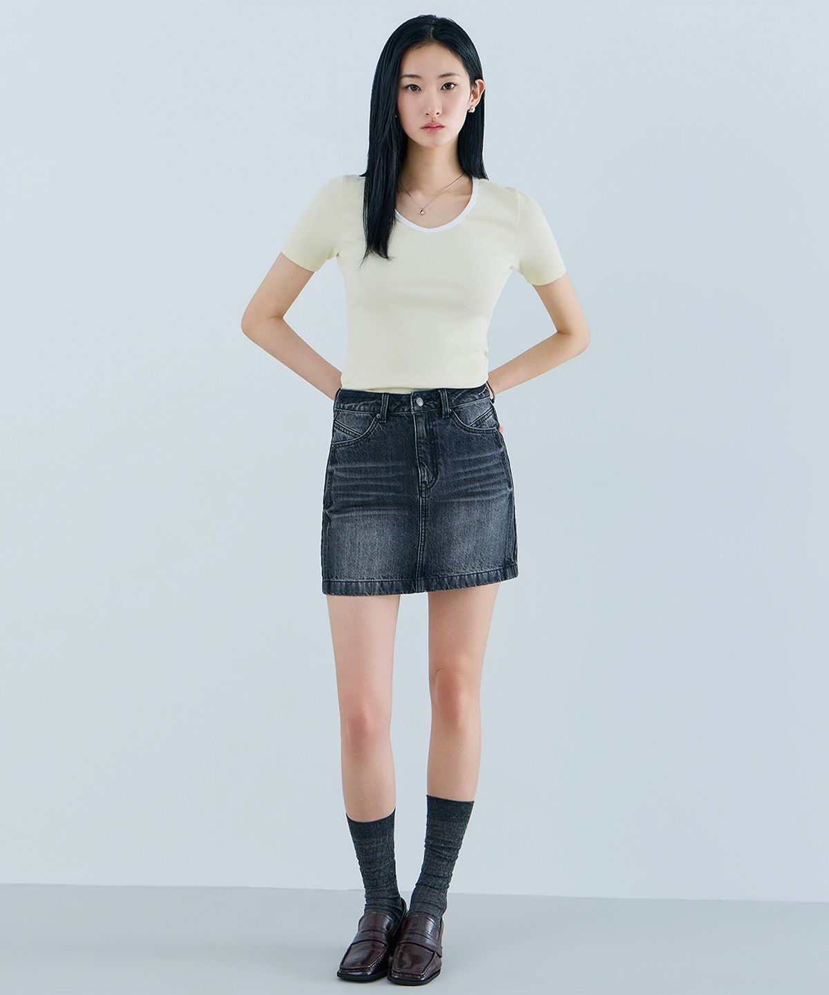 게스(GUESS) 1color 블랙 데님 미니스커트 OQ2D5920