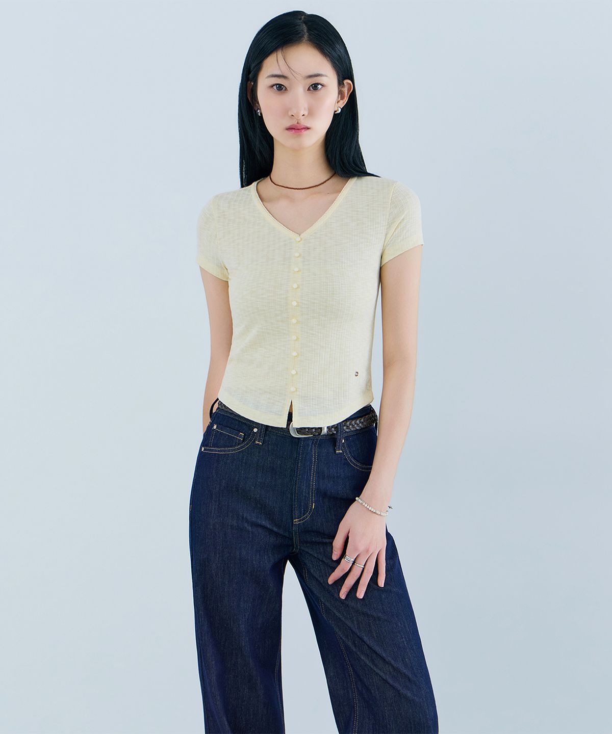 게스(GUESS) 3color 브이넥 콩단추 반팔 티셔츠 OQ2K5451