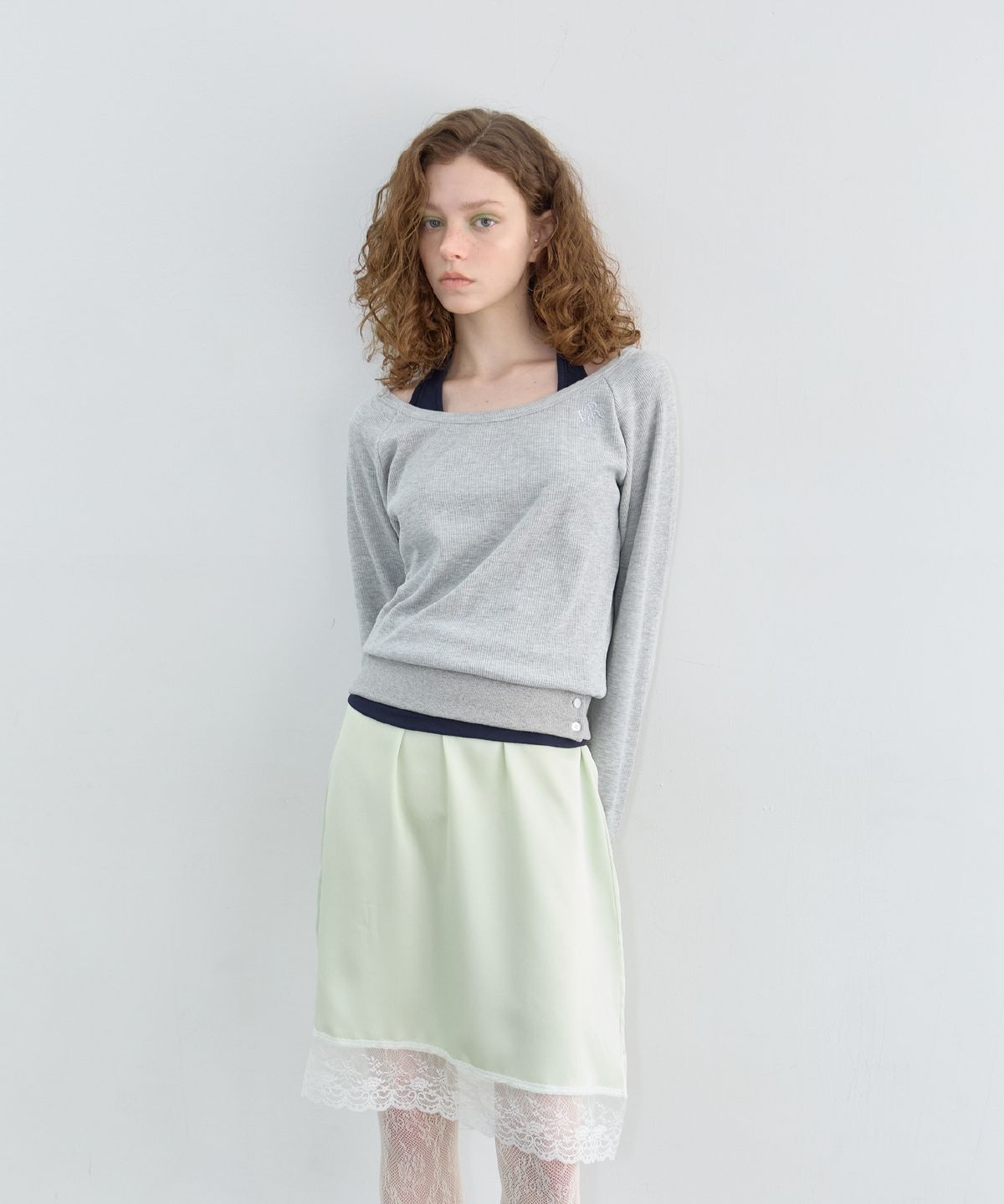 레터리(LETERIE) BUTTON OFF-SHOULDER LONG SLEEVE_GREY