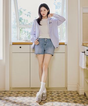 [고윤정 착장] W RAW EDGE WASHED DENIM SHORTS light blue