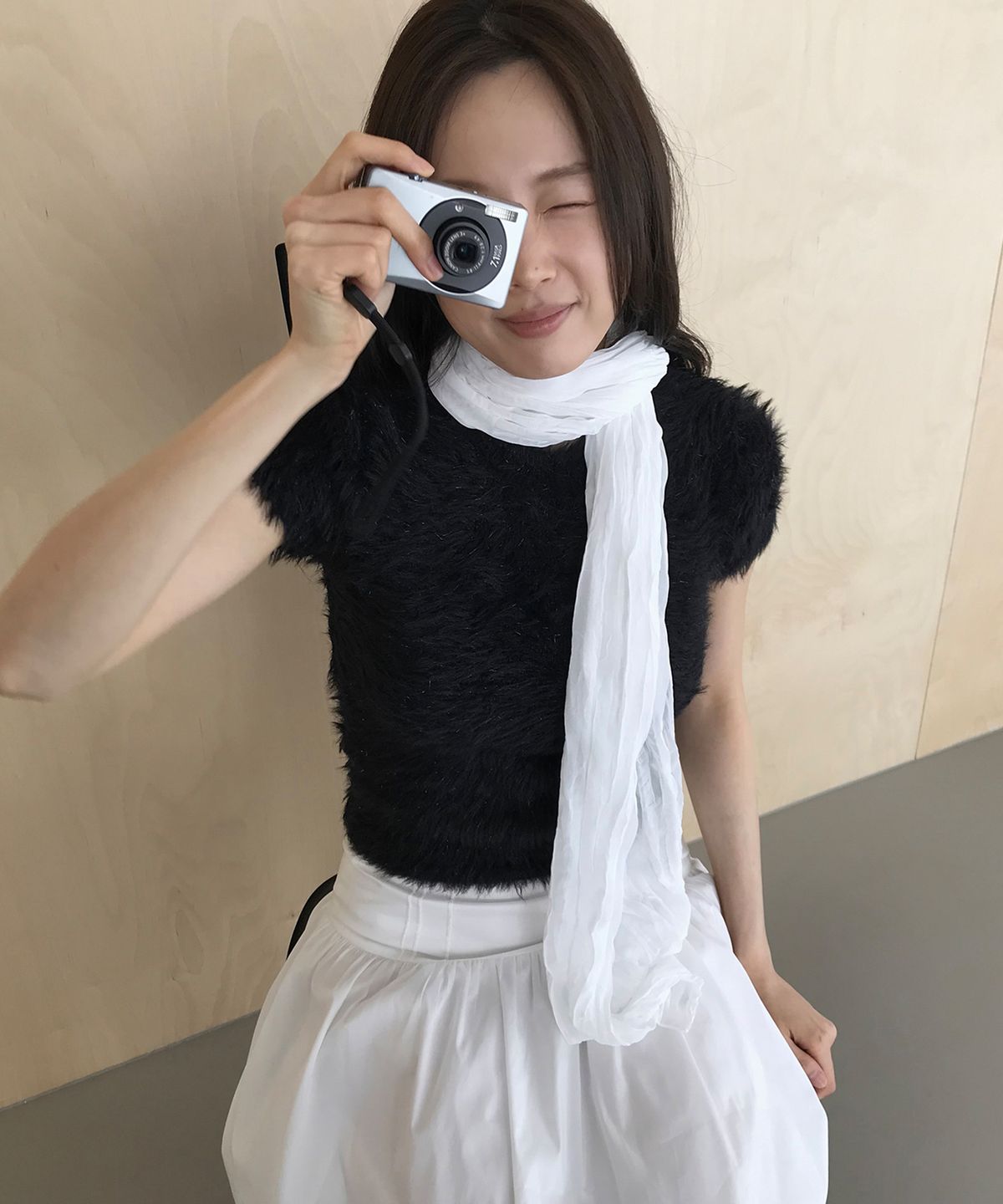 이보크에라(EVOKEERA) Noelle Crinkled Chiffon Long Scarf(Ivory)