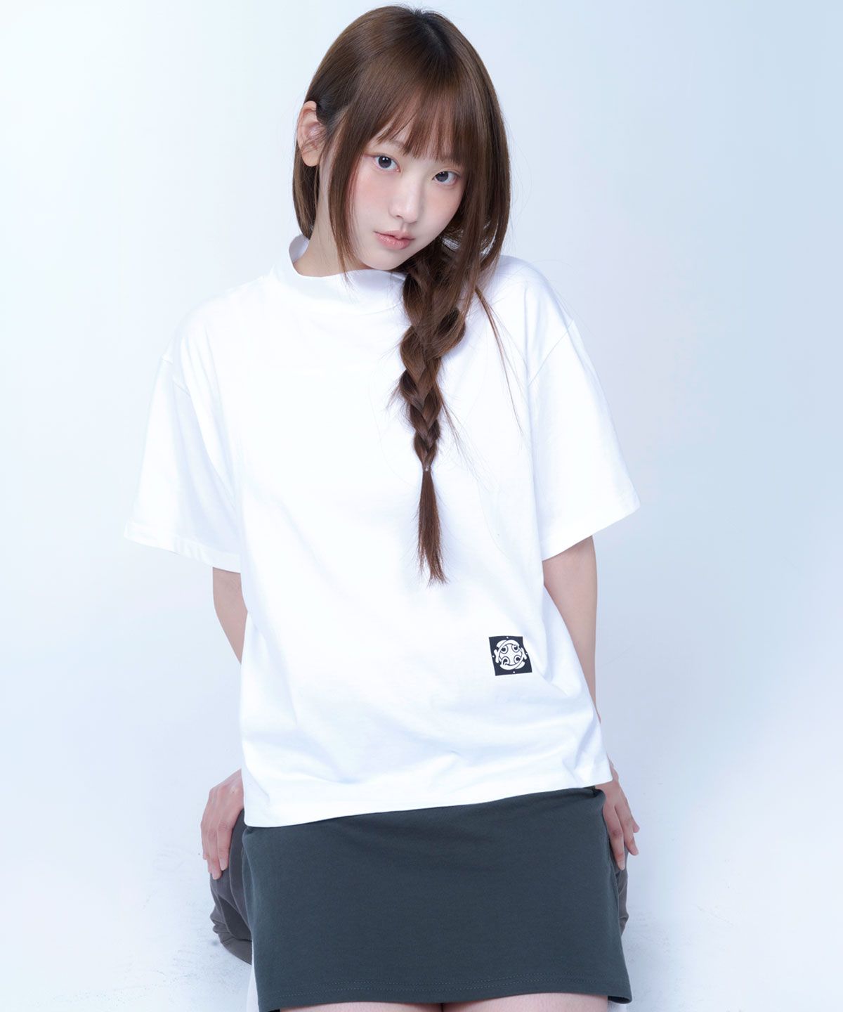 라이라이(LYELYE) Semi-crop half neck symbol tee (white)
