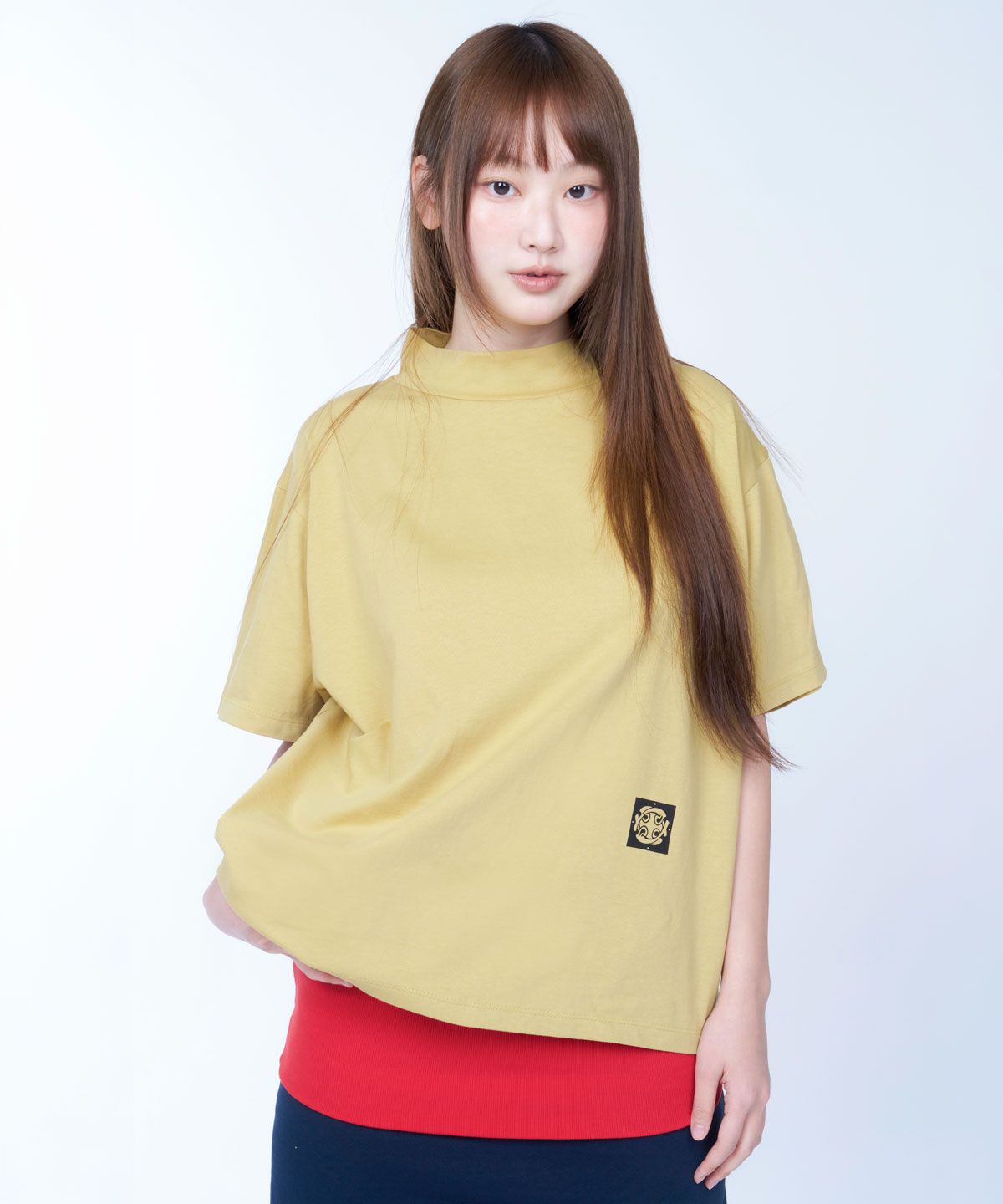 라이라이(LYELYE) Semi-crop half neck symbol tee (mustard)