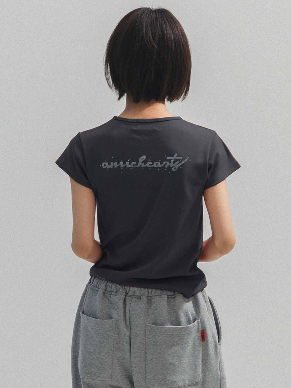 앤하츠(ANNEHEARTS) Slim Modal lettering Tee_CHARCOAL