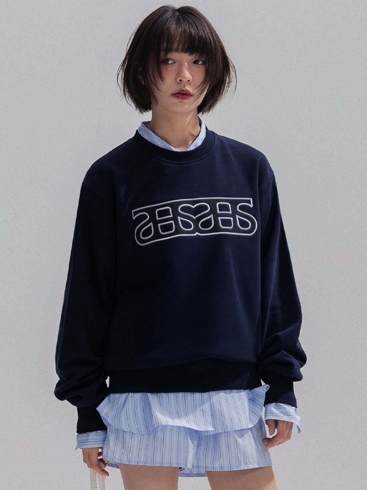 앤하츠(ANNEHEARTS) Heart Logo Patch Sweatshirt_NAVY