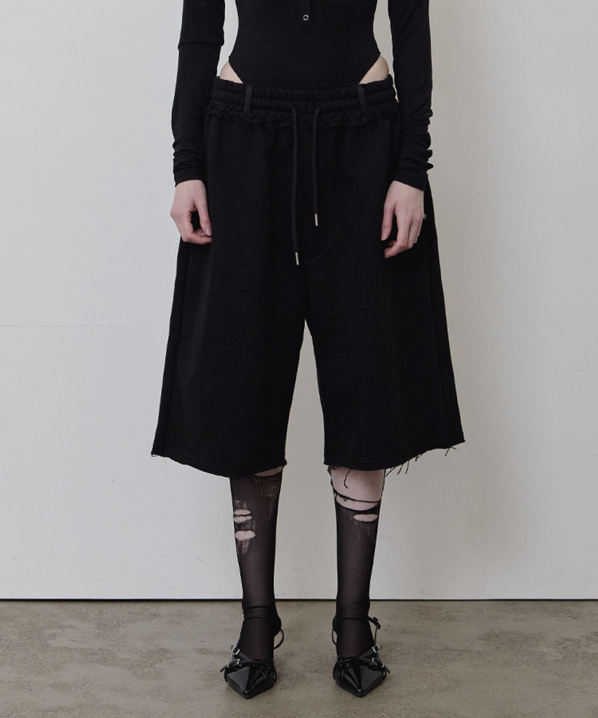 어니브(ANIV) LOGO BERMUDA SWEAT PANTS BLACK