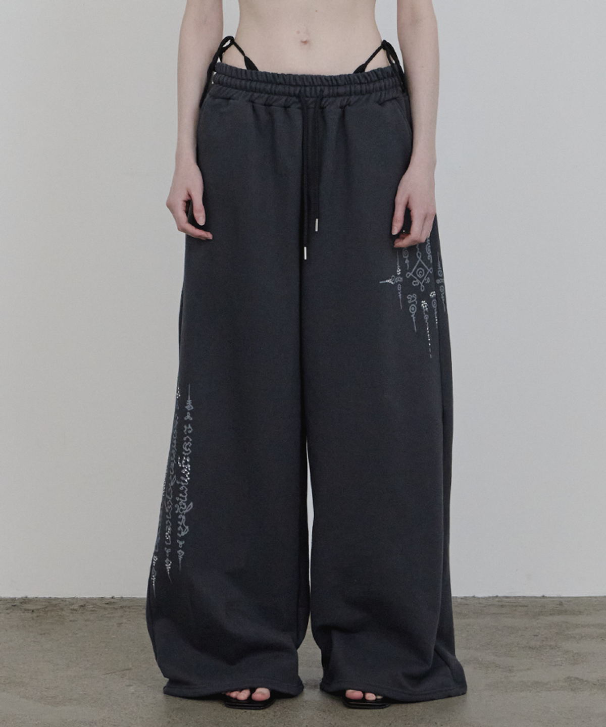 어니브(ANIV) SAKYANT LOGO SWEAT PANTS CHARCOAL