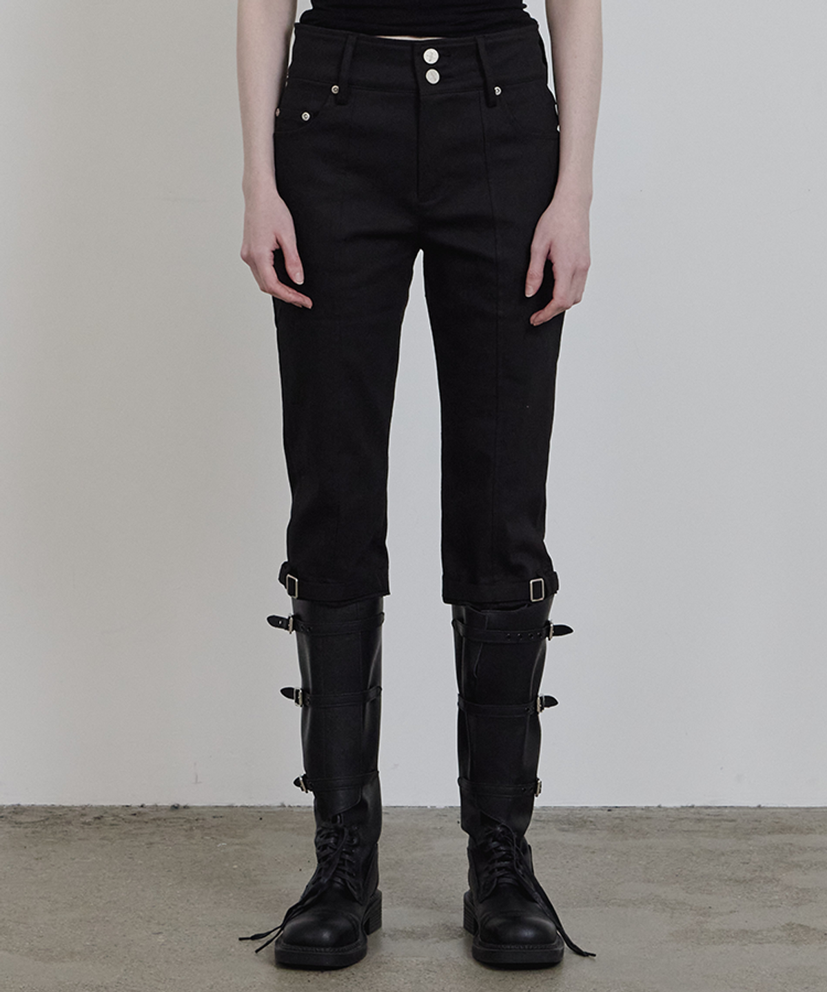 어니브(ANIV) SIDE BUCKLE CAPRI PANTS BLACK