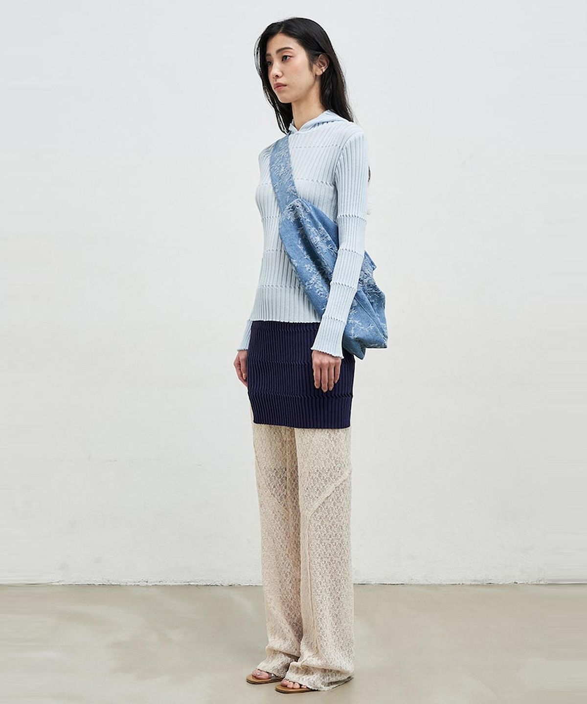 앙개(ANGGAE) Flower Jacquard Denim Triangle Bag  Blue