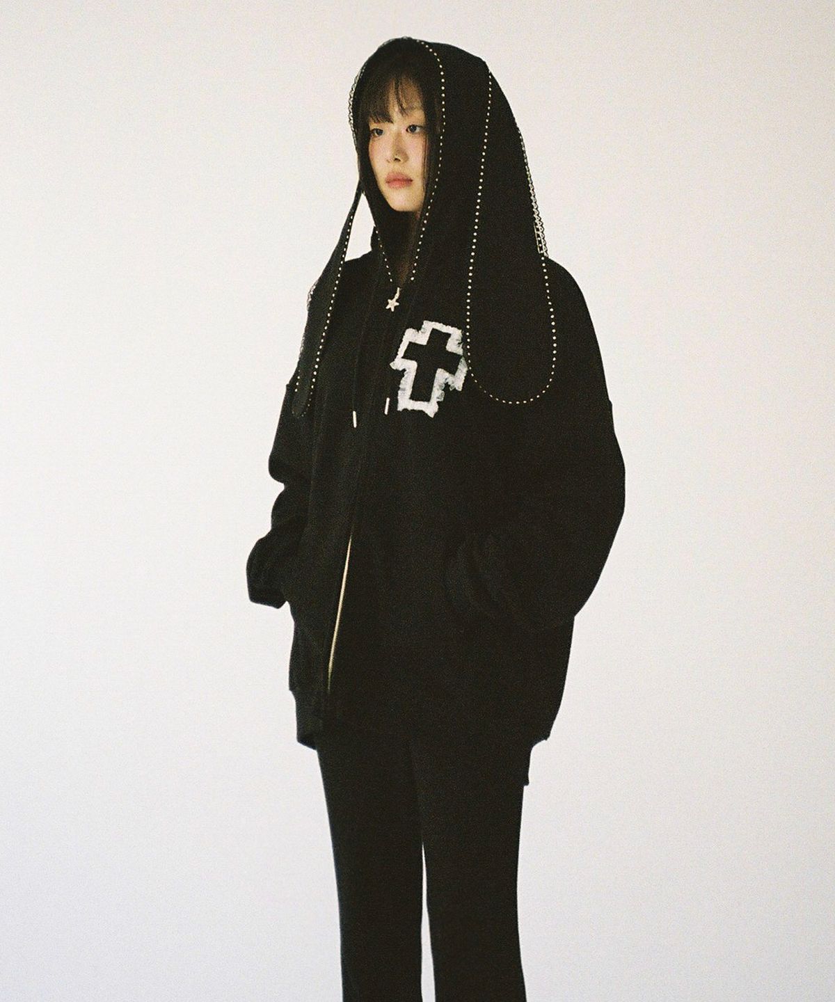 클럿 스튜디오(CLUT STUDIO) 십자가 토끼귀 집업 후드 - 블랙