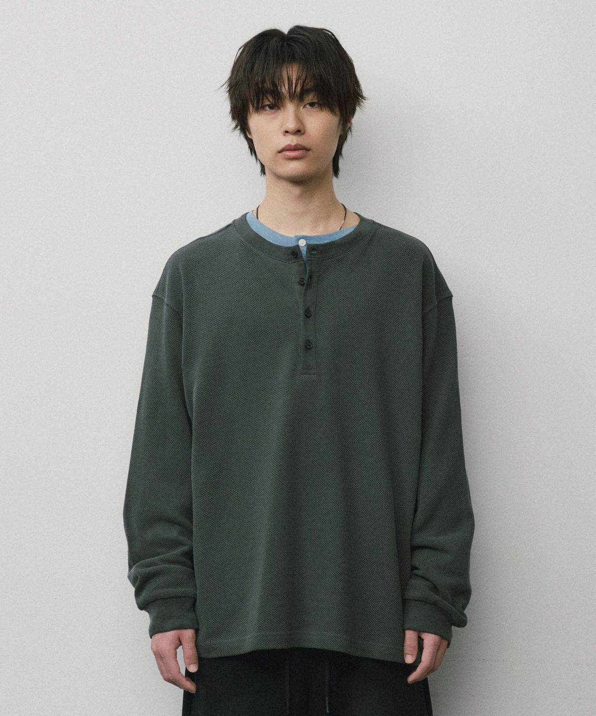 더블유엠씨(WMC) 헨리넥 와플 롱슬리브_CHARCOAL GREY