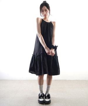 리본 포인트 슬리브리스 원피스-블랙