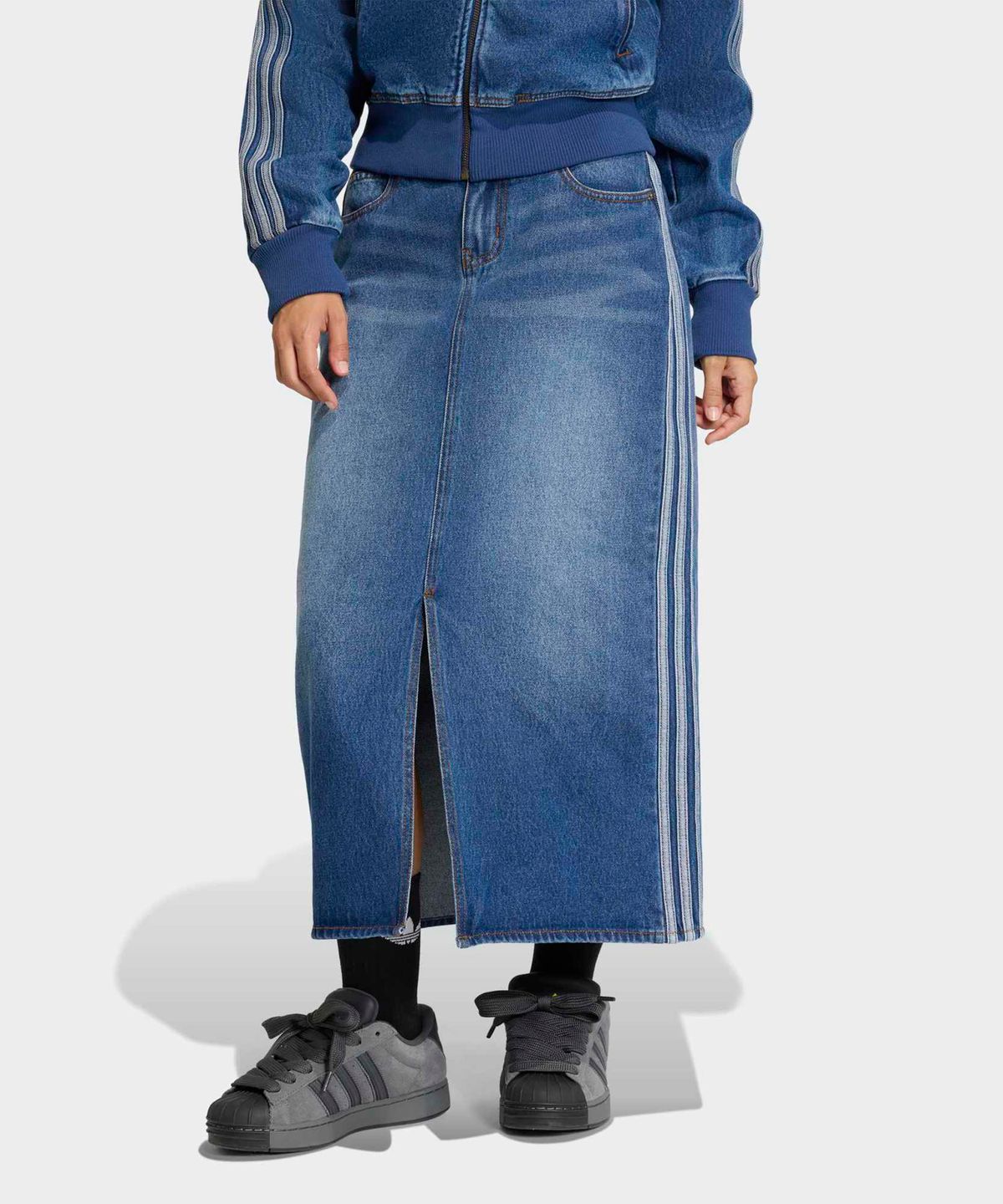 아디다스(ADIDAS) 3-스트라이프 팬슬 데님 스커트 - 미디움빈티지데님 / KD2908