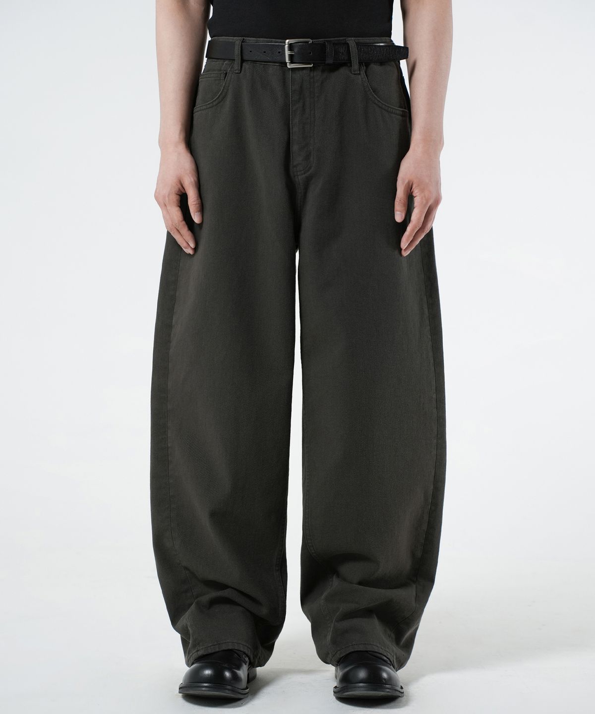 브랜디드(BRANDED) WIDE CURVED COTTON PANTS [CHARCOAL]