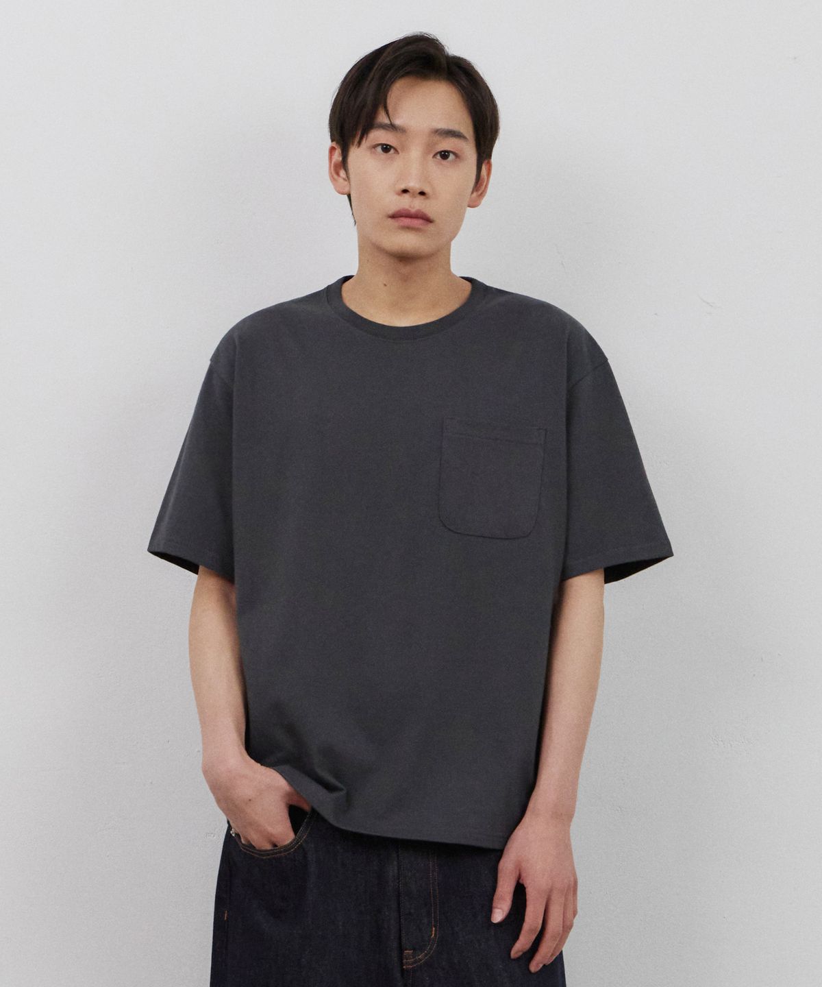 어반스터프(URBANSTOFF) 크롭 박스 티 (챠콜)