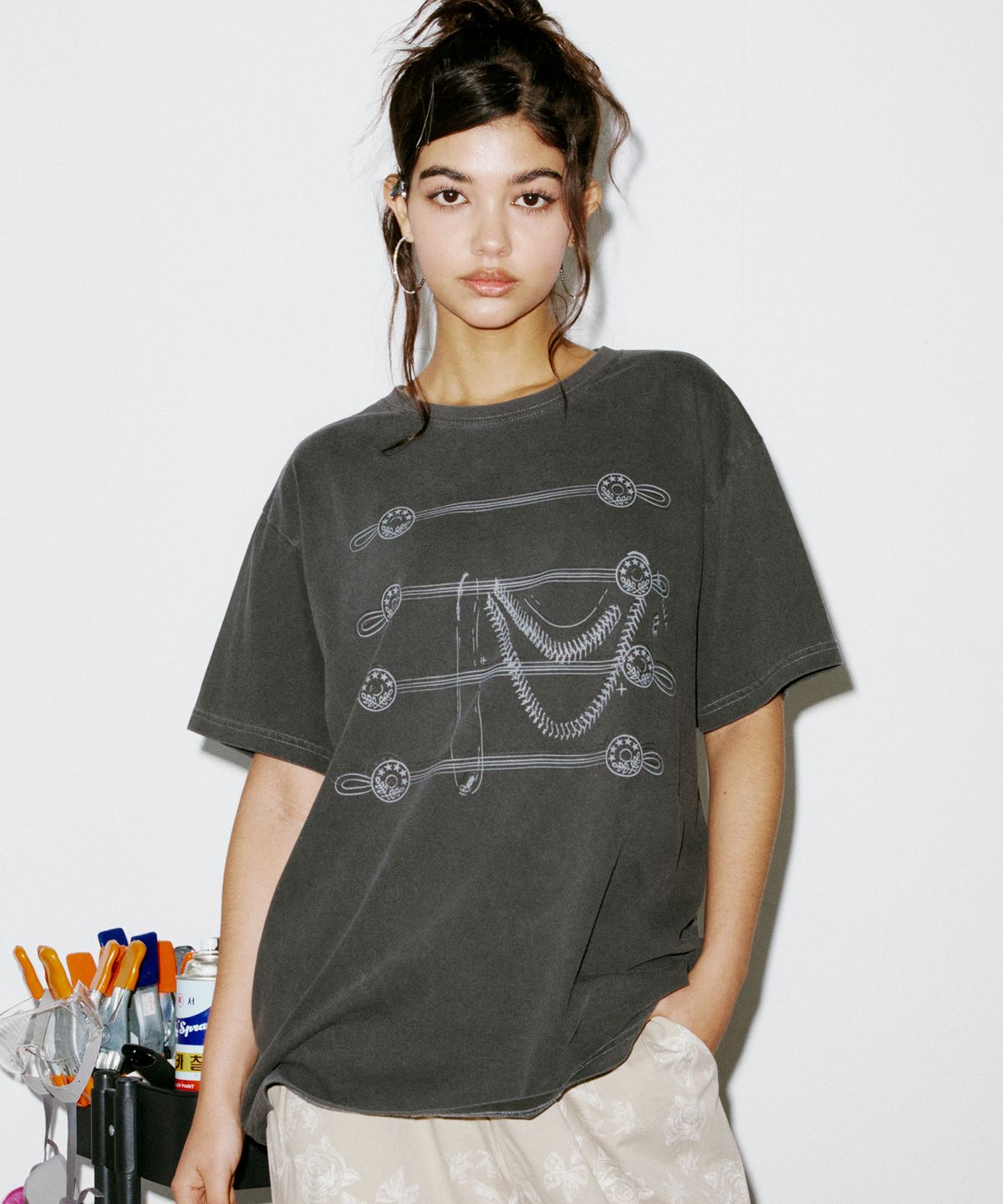 엔와이엑스엑스(NYXX) BUTTON TEE CHARCOAL