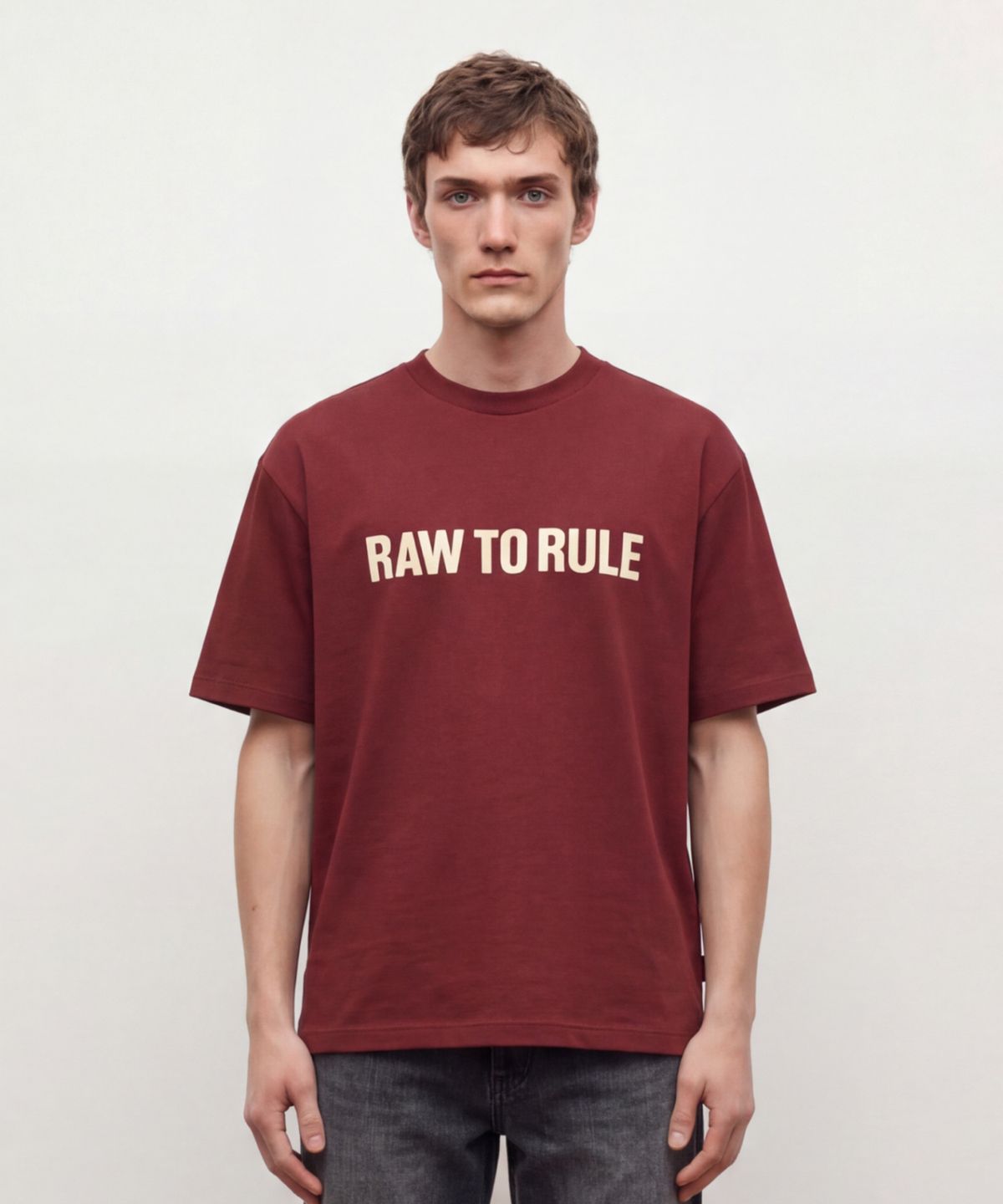질스튜어트뉴욕 맨(JILLSTUART NEWYORK MEN) RAW TO RULE 그래픽 티셔츠 - 다크와인 (JNTS6B404D3)
