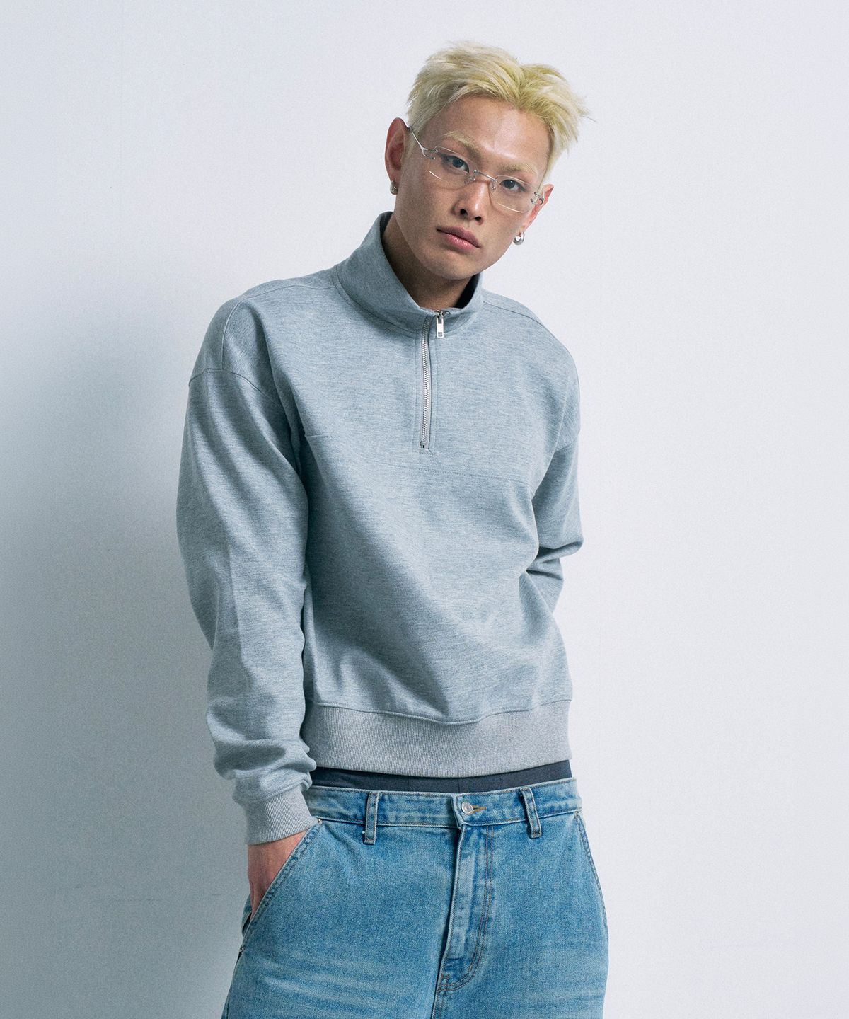 페르노브(FERNOV) 에센셜 반집업 스웻셔츠 그레이