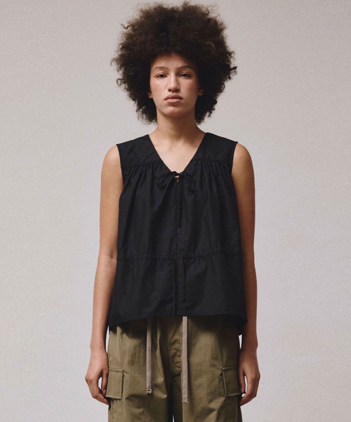 비자비(VIS A VIS) SLEEVELESS LACE TRIMMED  GATHERED BLOUSE (BLACK)