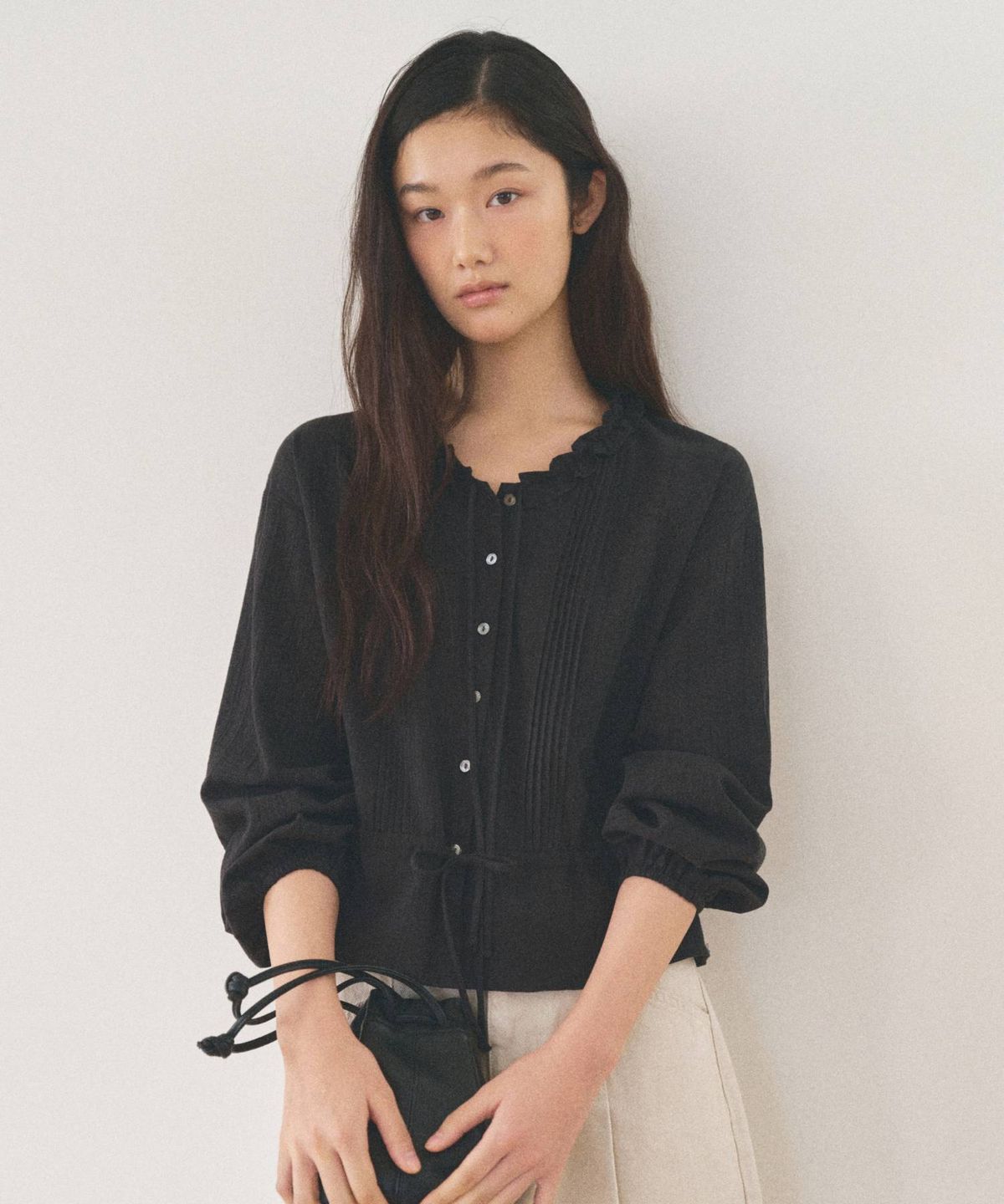 망고매니플리즈(MANGO MANY PLEASE) ONCE FRILL BLOUSE_BLACK