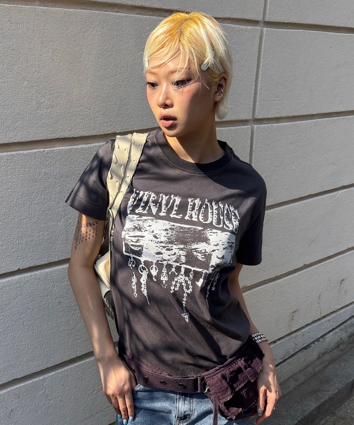 더바이닐하우스(THEVINYLHOUSE) EYES DOWN TEE CHARCOAL