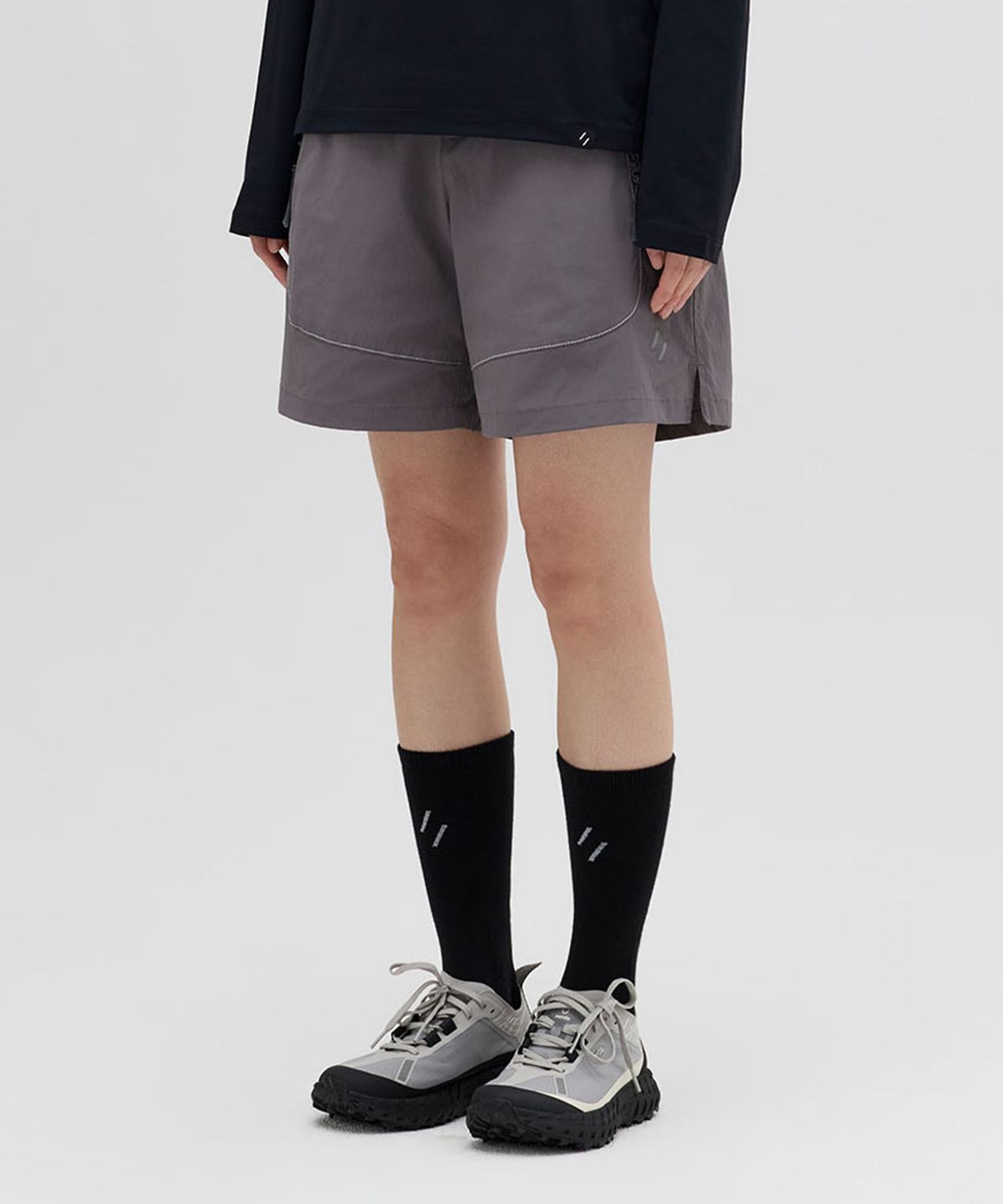 웰터 익스페리먼트(WELTER EXPERIMENT) LUMITRATIL SHORTS_CHARCOAL