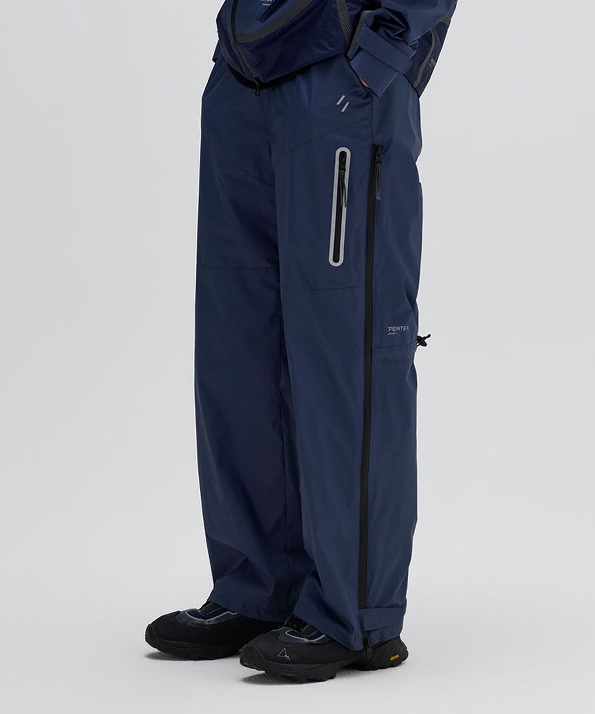 웰터 익스페리먼트(WELTER EXPERIMENT) HYDRAIR BALANCE PERTEX SHELL PANTS_GRAYISH BLUE