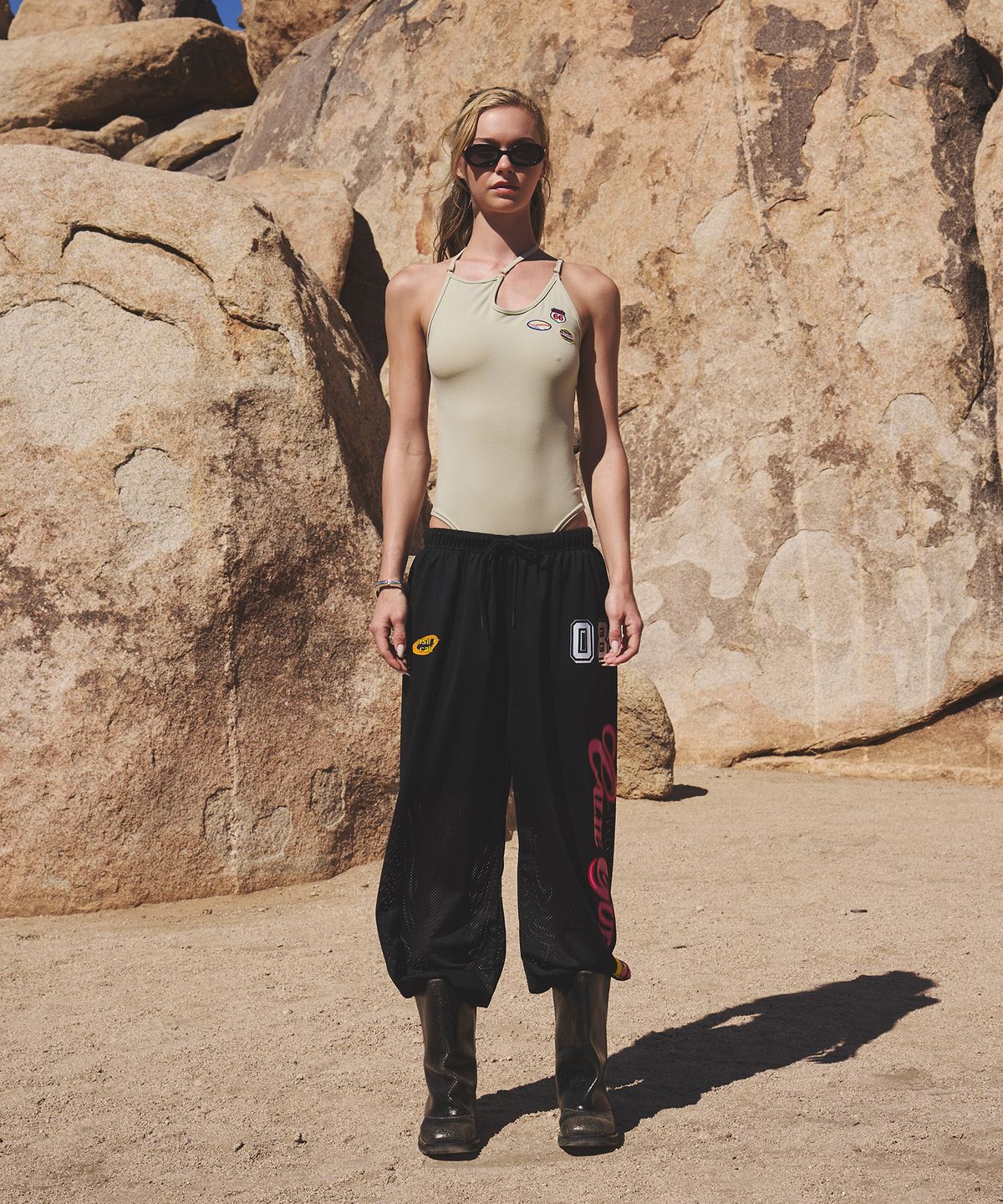 에즈이프 캘리(ASIF CALIE) EMBROIDERY STRAP BODY SUIT KHAKI BEIGE