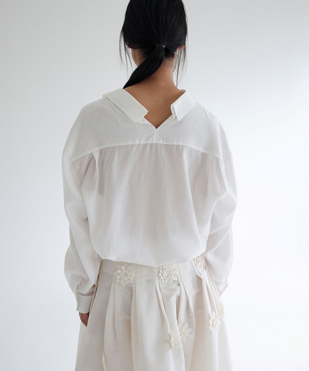 더룸(THELOOM) SHEER SPLIT-NECK SHIRT_WHITE