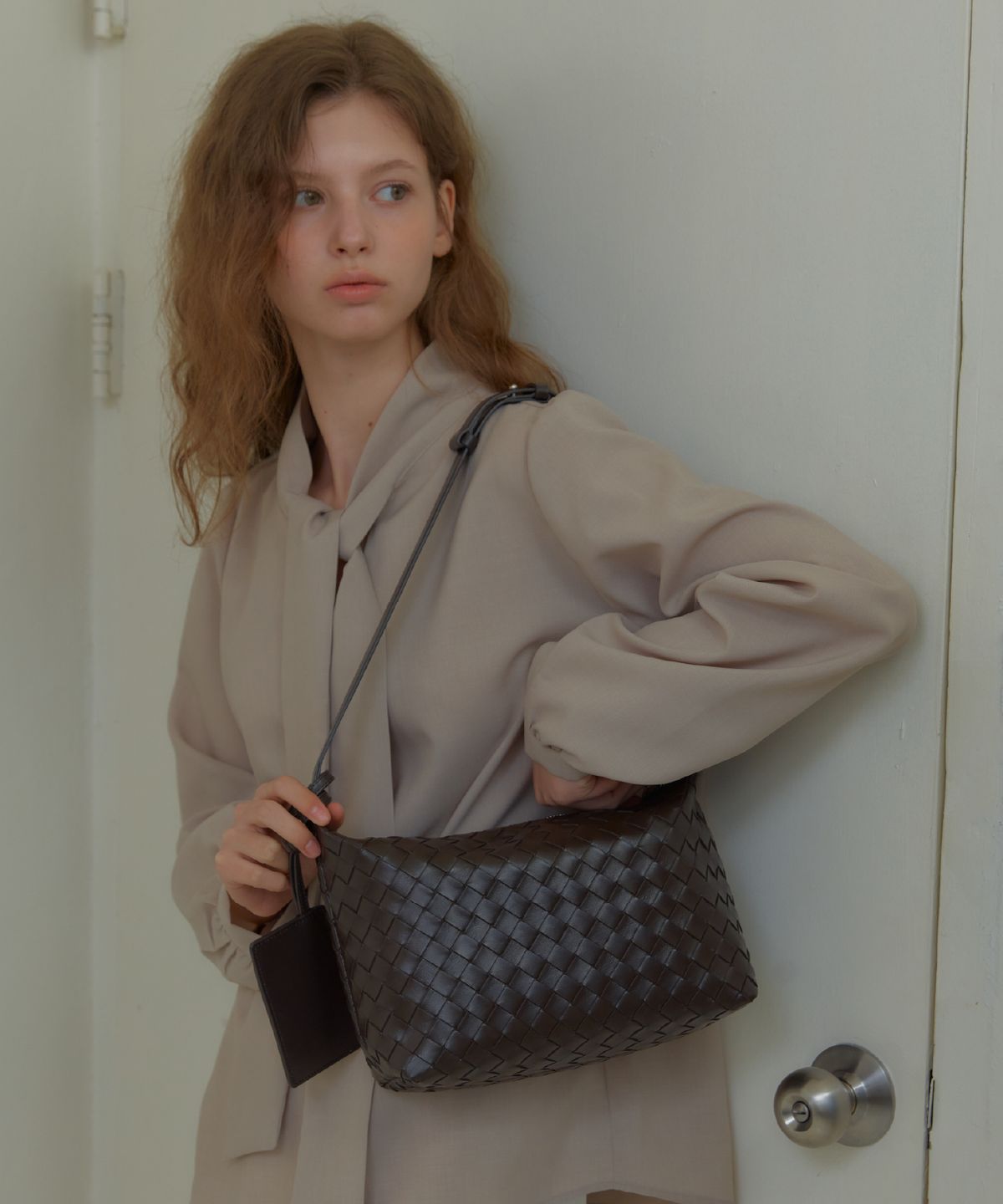 아노에틱(ANOETIC) ANC WEAVING MESH MINI BAG_BROWN