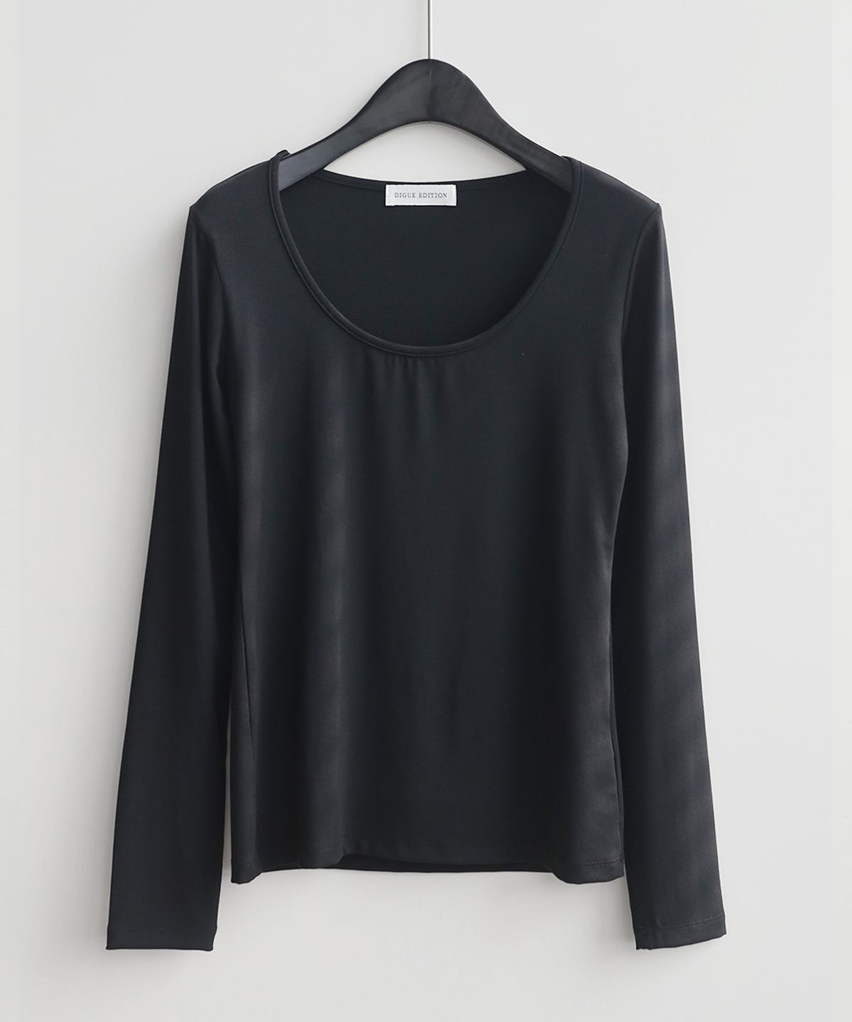 디그(DIGUE) slim scoop neck T (BLACK)