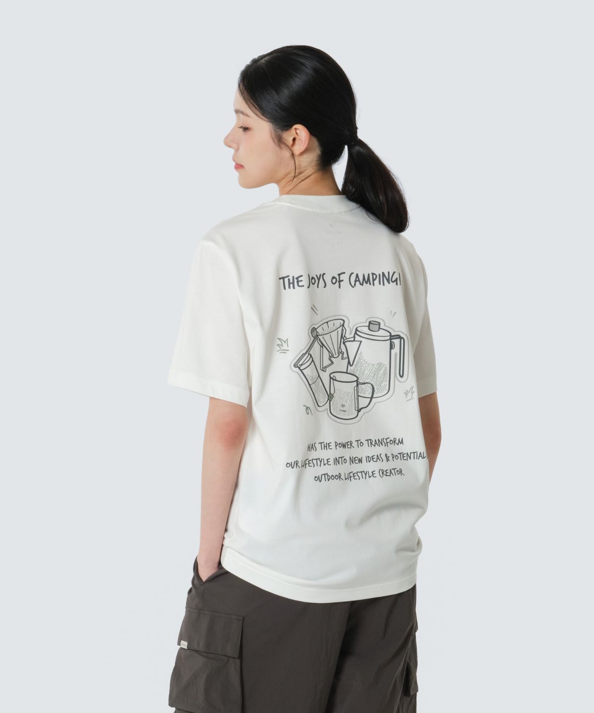 스노우피크 어패럴(SNOWPEAK APPAREL) 에어로쿨 머그 그래픽 반팔 티셔츠 (S26MUFTS74) Off White