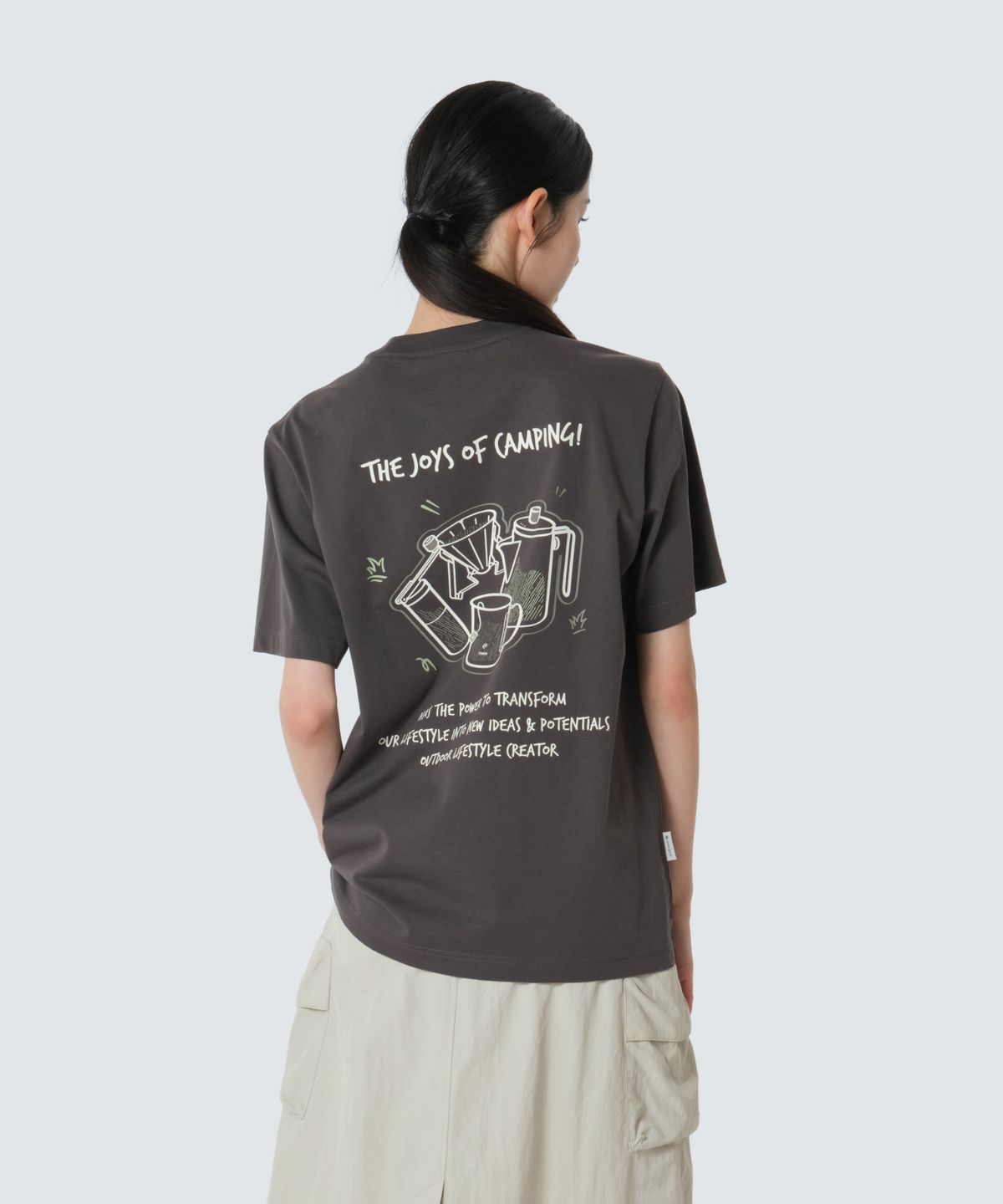 스노우피크 어패럴(SNOWPEAK APPAREL) 에어로쿨 머그 그래픽 반팔 티셔츠 (S26MUFTS74) Charcoal