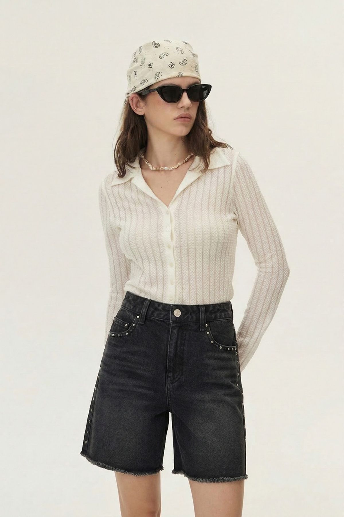 쿠메(KUMÉ) Frayed Studded Denim Shorts, Black