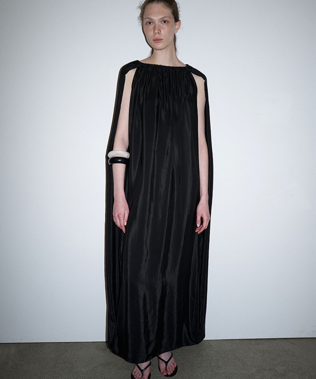 더룸(THELOOM) CAPE DRESS_BLACK