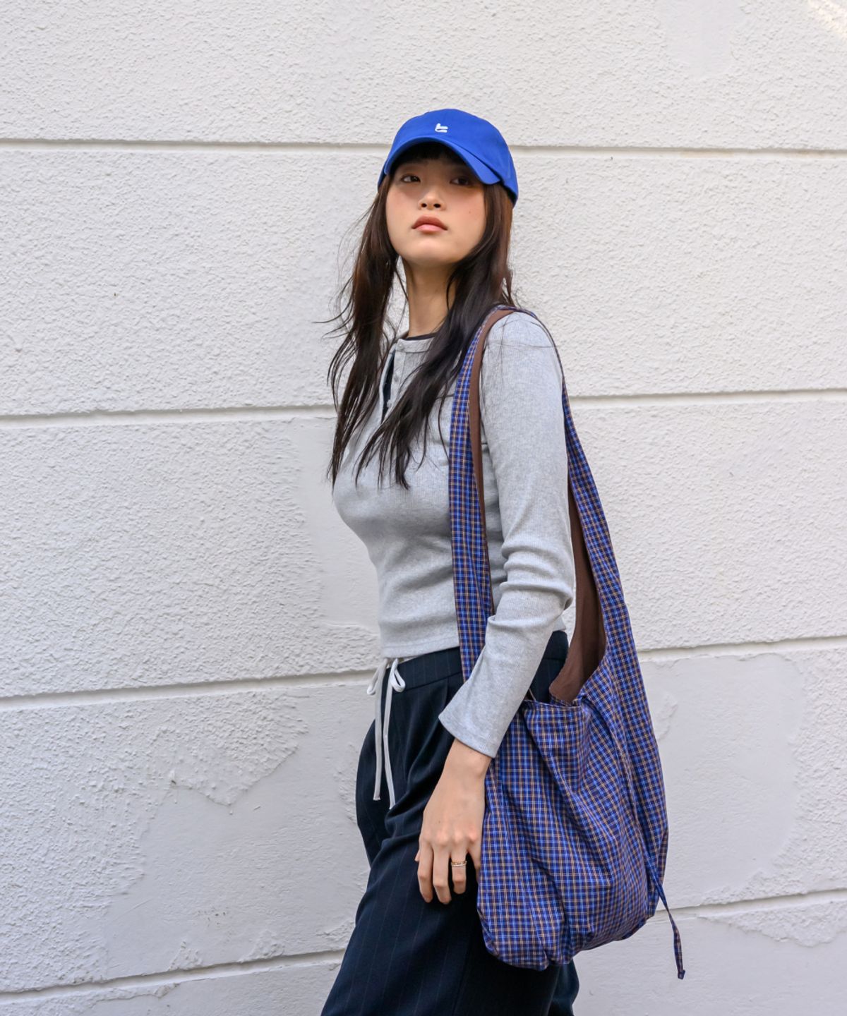 타미카집(TAMIKA ZIP) Peek-a-boo Reversible bag_Navy/Brown
