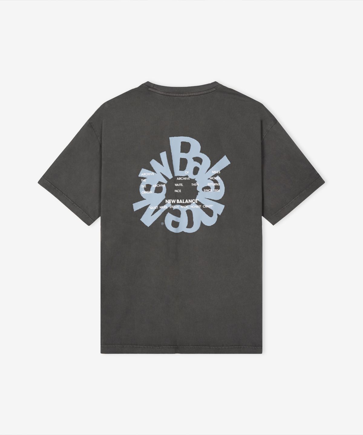 뉴발란스(NEW BALANCE) NBNEG3A113 / UNI Archive Pace Circle 반팔티 (CHARCOAL)