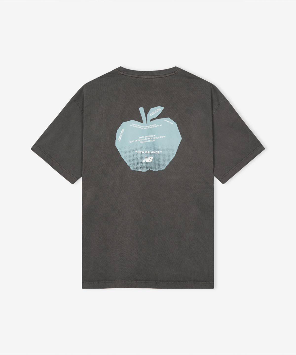 뉴발란스(NEW BALANCE) NBNEG3A093 / UNI Archive Pace Apple 반팔티 (CHARCOAL)
