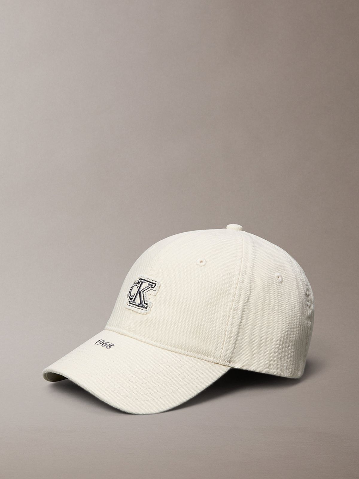 캘빈클라인 진(CALVIN KLEIN JEANS) 남녀공용 시즈널 워시드 코튼 캔버스 스몰 패치 볼캡 4D5111G YAE