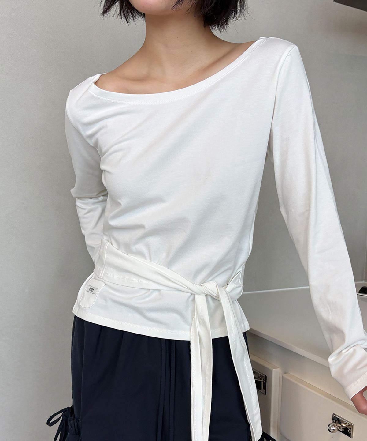 론론(RONRON) WAIST TIE OFF SHOULDER LONG SLEEVE WHITE