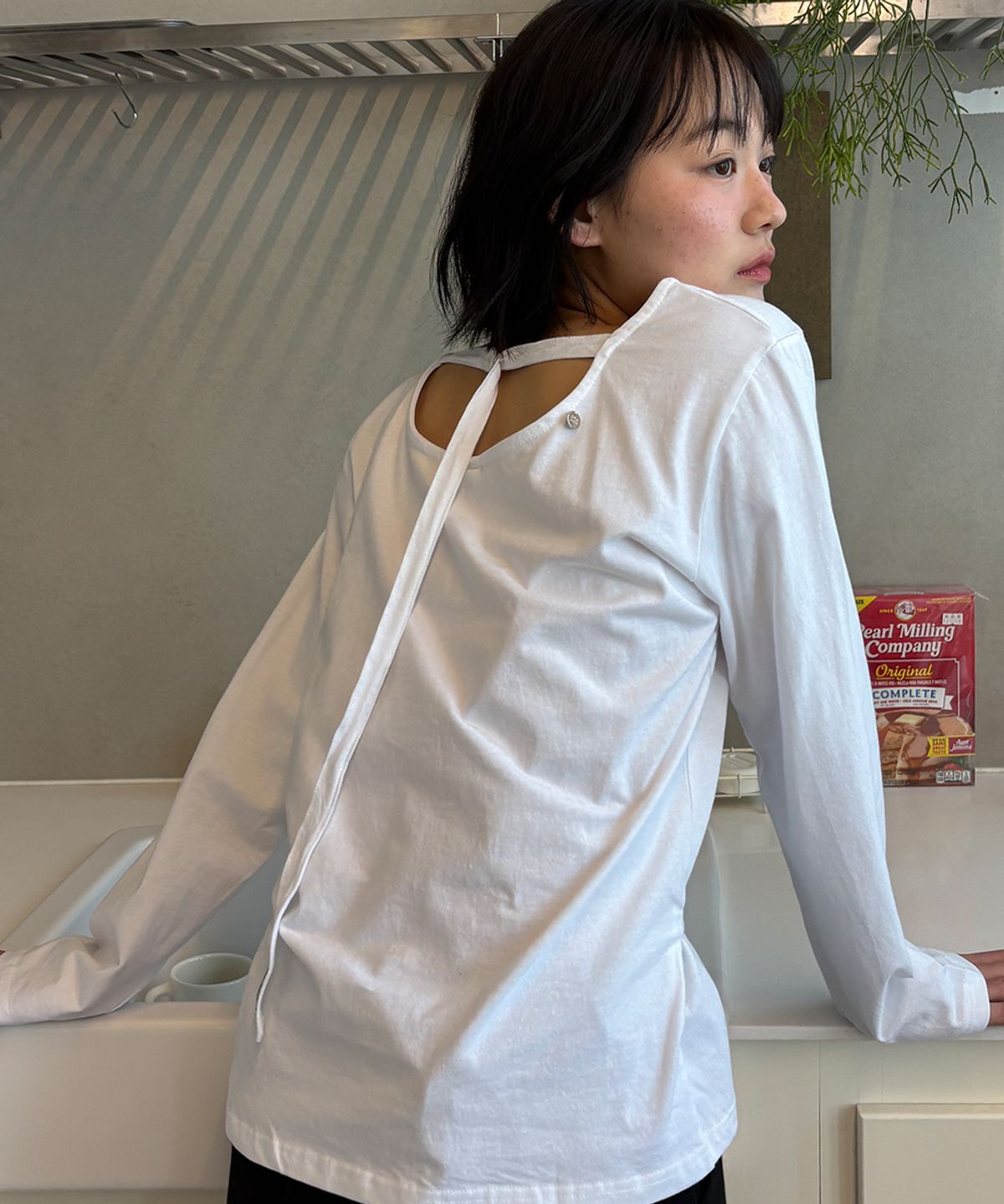 론론(RONRON) BACK OPEN WAIST BELT LONG SLEEVE T SHIRT WHITE