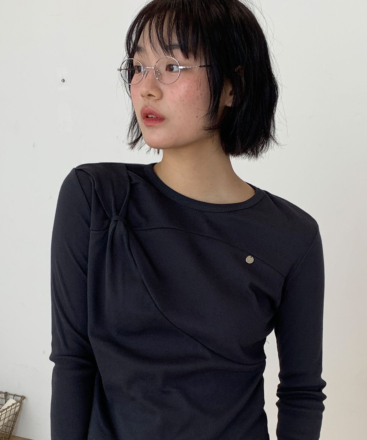 론론(RONRON) KNOT SEAM LONG SLEEVE CHARCOAL