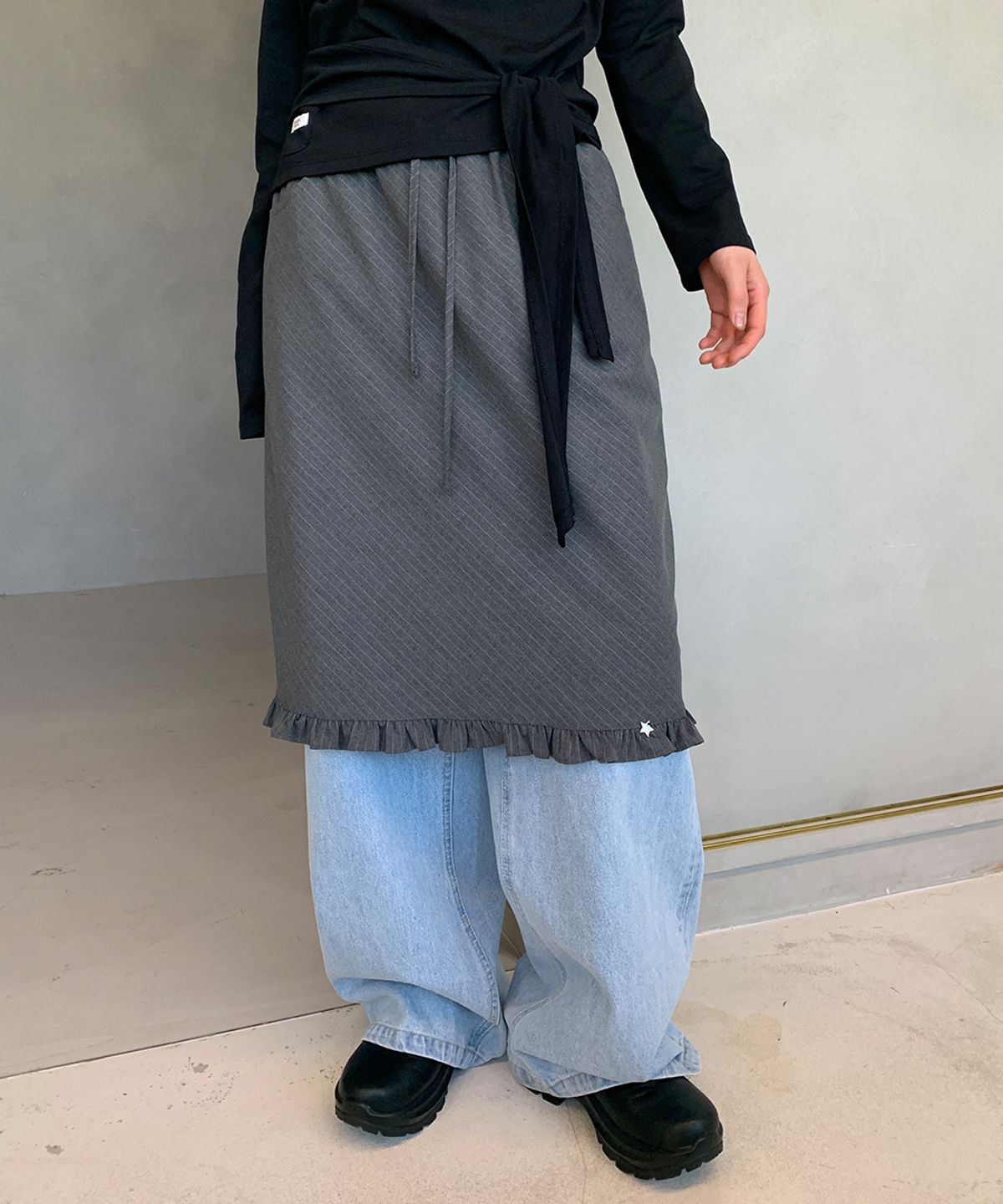 론론(RONRON) STRIPE FRILL STAR CHARM MIDI SKIRT GREY